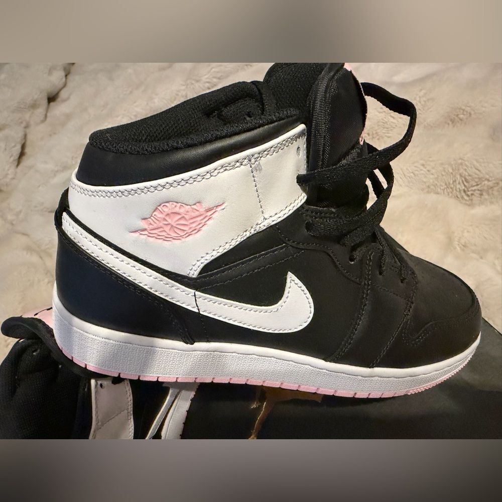 New in Box! Air Jordan 1 Mid GS “Arctic Punch” Size 7Y - Picture 2 of 7